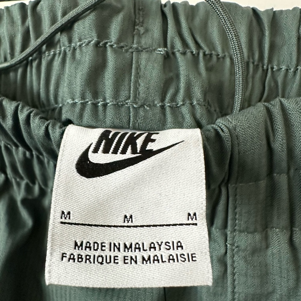 Nike Women's Green Cargo Joggers - Picture 3 of 13